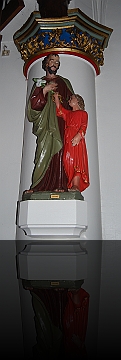 St Antonius beeld in de kerk